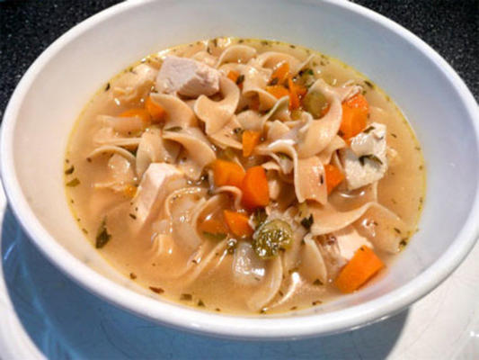 sopa de frango e macarrão