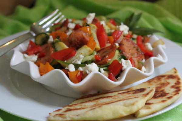 fitas de salada mediterrânica de abobrinha