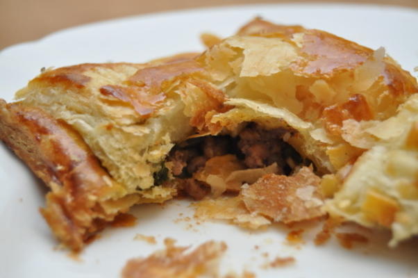 empanadas de carne com molho de feijão preto