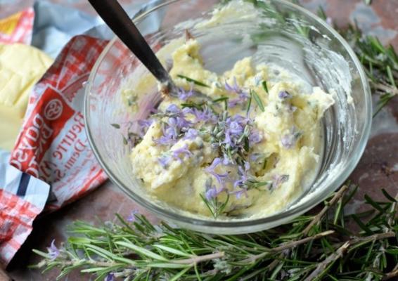 manteiga com alecrim ou outras flores comestíveis