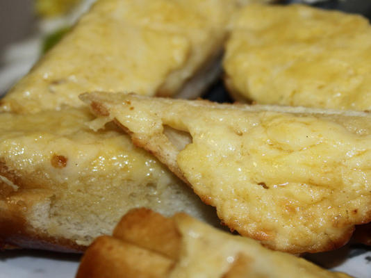 pão de queijo dourado