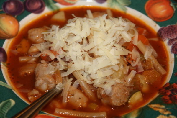 salsicha italiana quente e sopa vegetariana