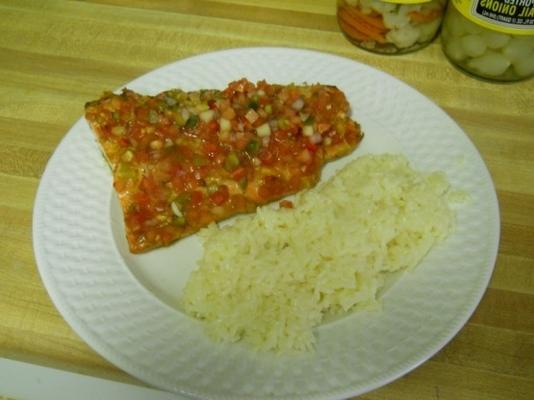 salsa e salmão com crosta de manga e pimenta