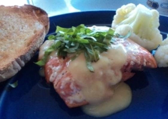 salmão grelhado com manjericão e molho holandês