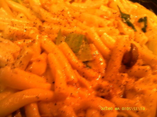 ziti com queijo cheddar e cogumelos