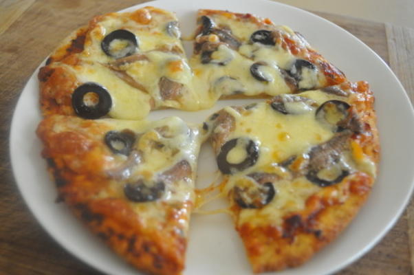 pizza rápida com azeitonas e anchovas