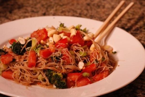 salada de macarrão vegetal asiática