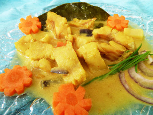 peixe de estilo cambojano cozido em leite de coco