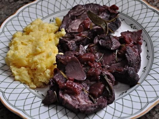 carne de porco assada na panela com vinho tinto, sálvia e alecrim