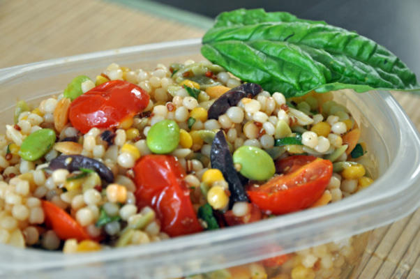 salada de cuscuz israelense com tomate cereja assado