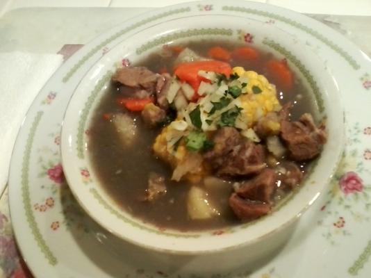 sancocho quiteno - sopa de carne e legumes equatoriana