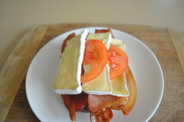 bacon, tomate, sanduíche de camembert - smorrebrod