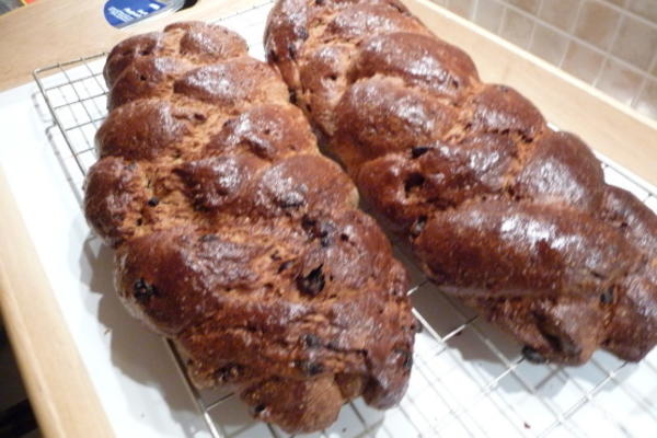 pão de passa de cardamomo doce finlandês (pulla)