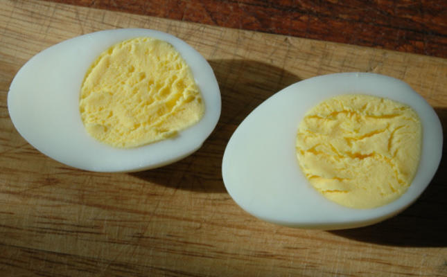 ovos cozidos com alcaparras