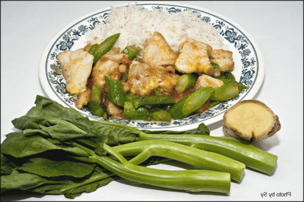 peixe fatiado com brócolis chinês no arroz branco