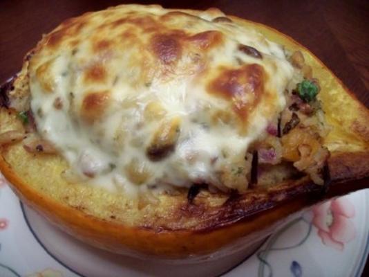 arroz selvagem, cerejas, damascos e polpa de bolota recheada de queijo