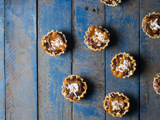 tortas de coco de caramelo com chocolate