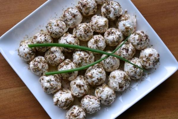 bolas de queijo marinado com ervas