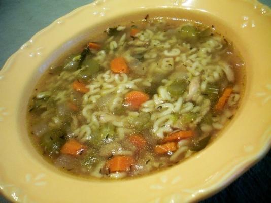 sopa de galinha do alfabeto (panela de barro)