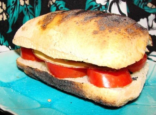 sanduíche de panini caprese com abacate