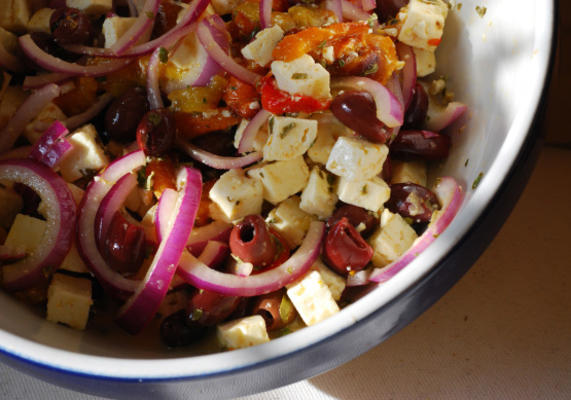 legumes marinados com queijo feta