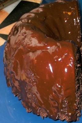 Bolo de beterraba picante de chocolate com cobertura de chocolate