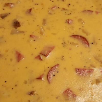 Sopa de queijo com batata defumada