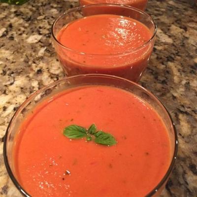 sopa de manjericão rica e cremosa de tomate