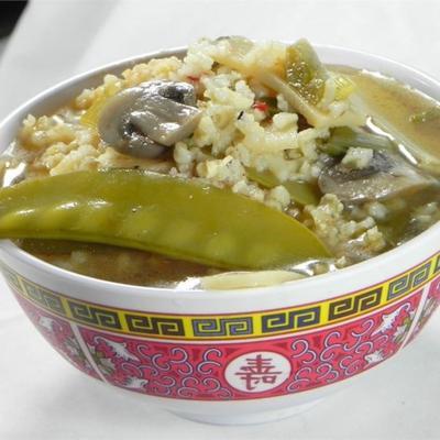 sopa quente oriental e azeda