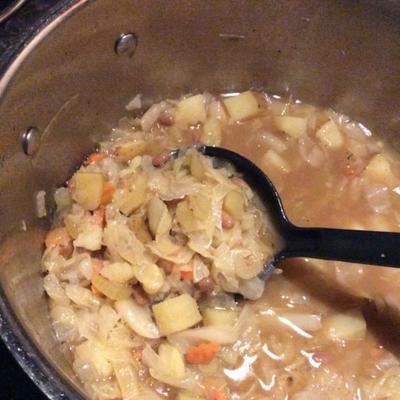 sopa de repolho, batata e feijão cozido