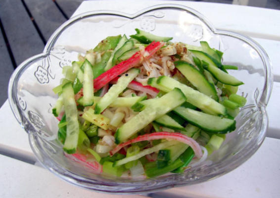 macarrão oriental e salada de caranguejo