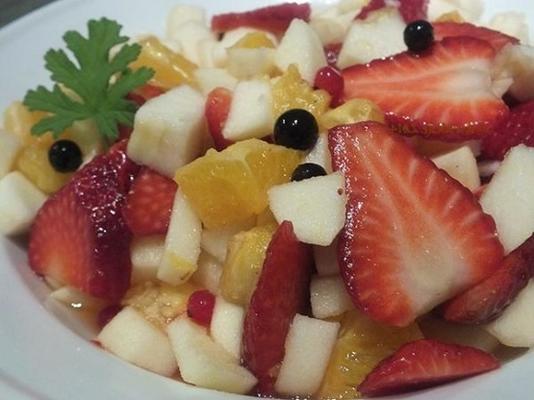 salada de frutas frescas de bergamota com folhas de pelargonium perfumadas