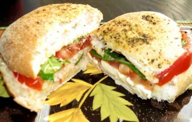 sanduíche de verão perfeito (tomate, manjericão, queijo)