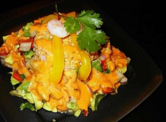 salada de bulgur de camarão com molho de abacate e molho de pimenta