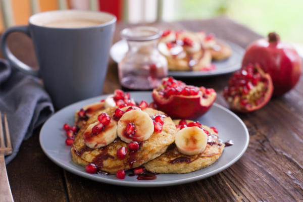 Panquecas de aveia e banana com xarope de romã