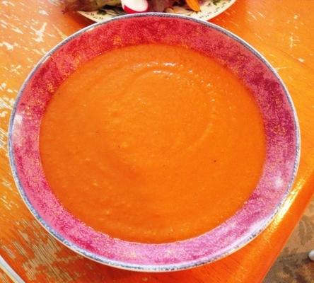 sopa de tomate com laranja e manjericão