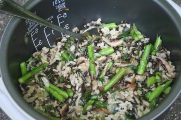 arroz selvagem frito com espargos e cogumelos
