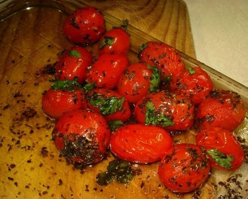 tomates de uva com ervas