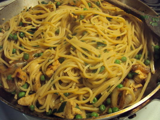 espaguete com cebolas sufocadas