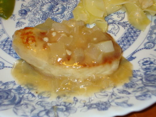 medalhões de peru com molho de cidra de cebola caramelizada