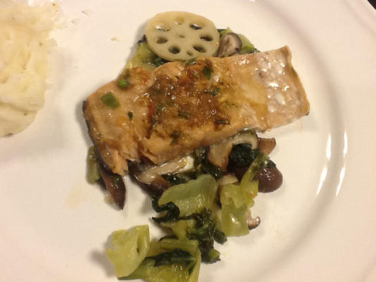 bulgogi de salmão com bok choy e cogumelos