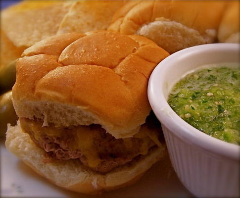 sliders de chile verde com molho de limão tomatillo