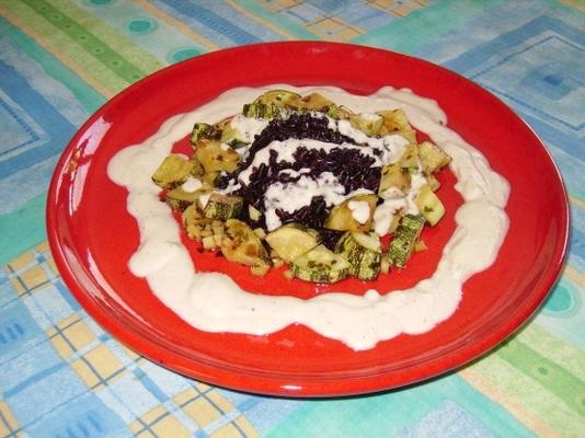 arroz preto proibido e berinjela com molho de creme de amêndoa