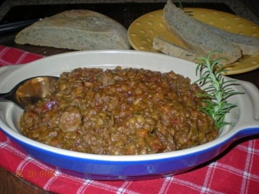 Lentilhas e salsichas com cheiro de alecrim