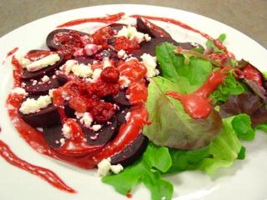 salada de beterraba com vinagrete de queijo feta e framboesa