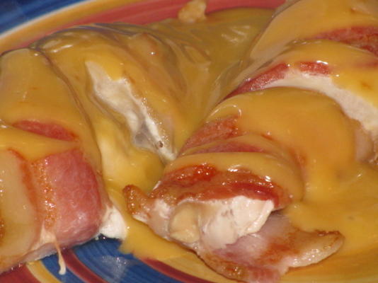 Peito de frango envolto em bacon com molho de queijo chile