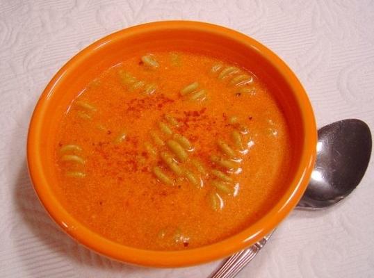 sopa de macarrão de tomate grego cremoso