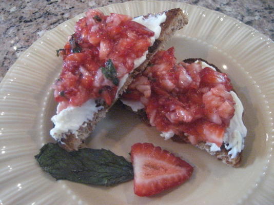 bruschetta de sobremesa de morango com pão mascarpone e passas