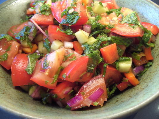 salada de tomate e menta com molho de romã