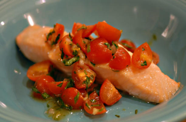 salmão com tomate relish manjericão